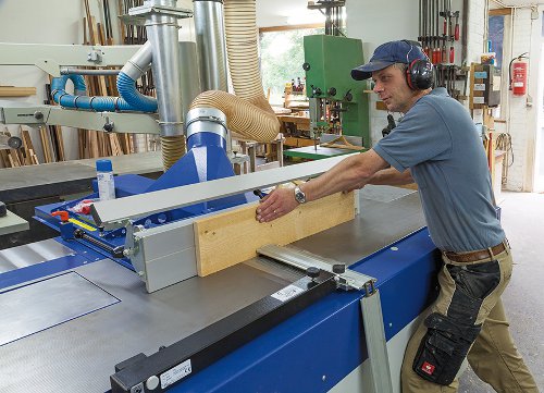 Arbeiter an einer PANHANS-Maschine