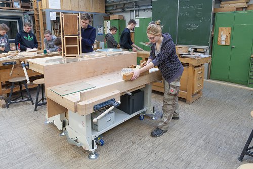 Rückenschonendes arbeiten an einer höhenverstelbaren Werkbank Rückenschonendes arbeiten an einer höhenverstelbaren Werkbank